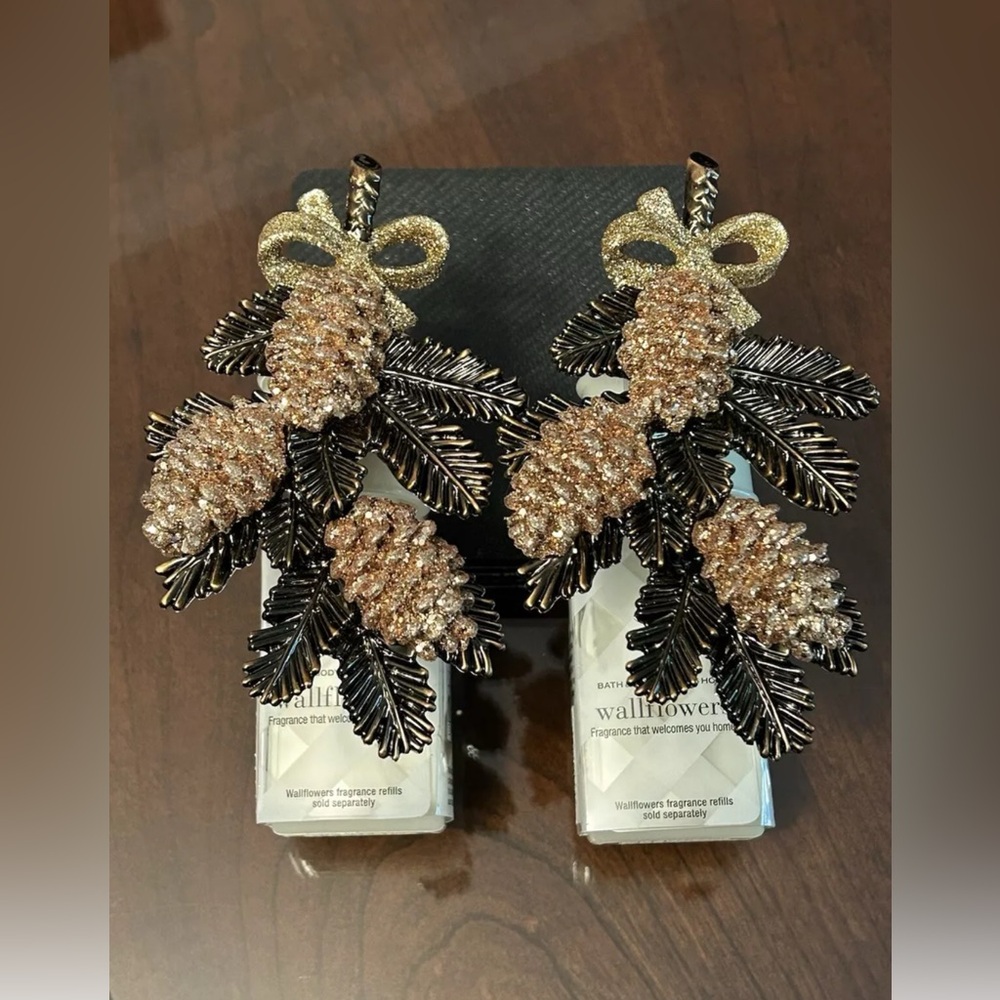 NWT Bath & Body Works Wallflower Plug In Pine Cones Set of 2
